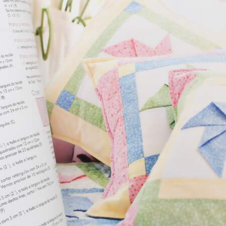 Livro Brincando com Tecidos e Cores 